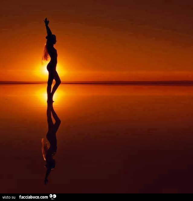 Donna nuda al tramonto