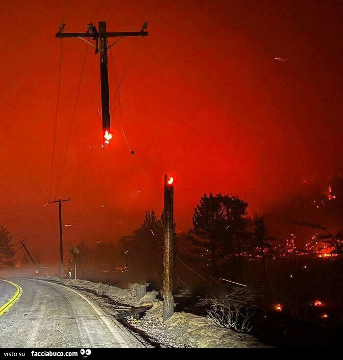 Palo della luce spezzato in aria durante gli incendi