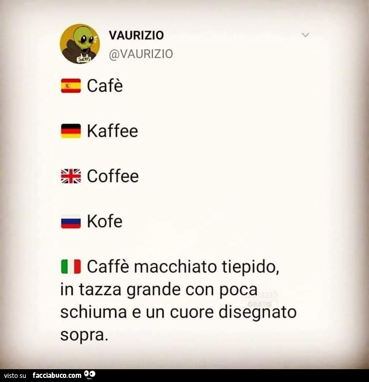 Caffè macchiato tiepido, in tazza grande con poca schiuma e un cuore disegnato sopra